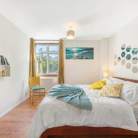 Canton Street - Deluxe Guest Room 3
